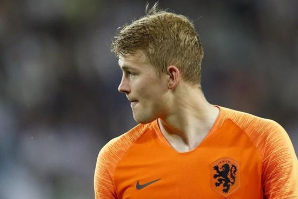 德弗里踢什么位置？